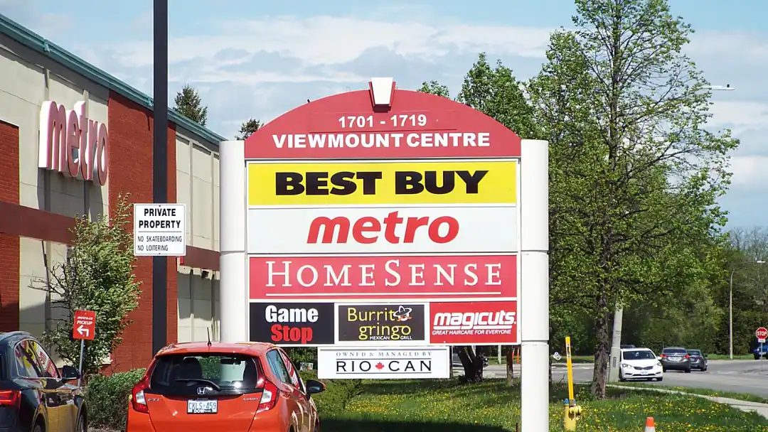 custom lighted digital message board pole sign